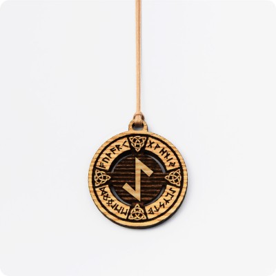 Руна Эйваз в руническом круге из дерева (руна Щит воина)