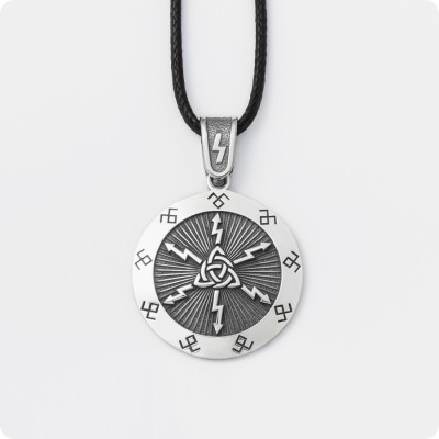 Оберег Триглав с руной Сила из серебра